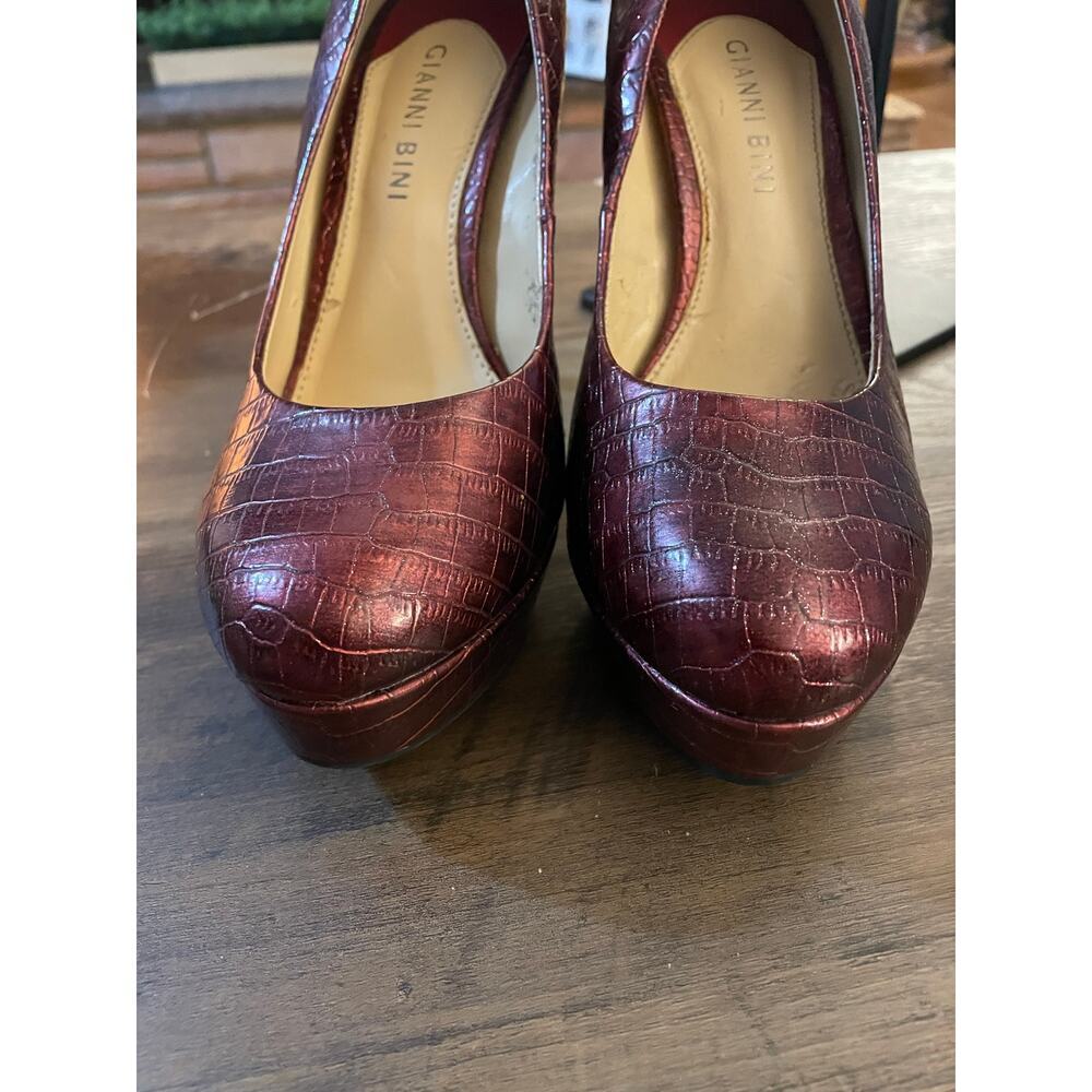 6/$25 Gianni Bini Ruby Red Crocodile Platform Heels - Picture 6 of 6